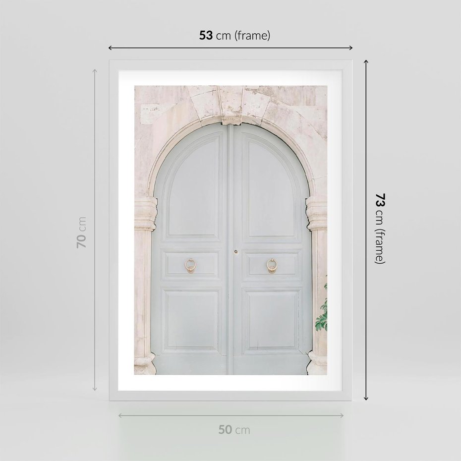 Plakat w ramie 50x70 - Błękitne Drzwi Kamienicy: Urok Historii - stare piękne drzwi do kamienicy, błękitne drzwi - rama biała