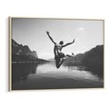 Obraz w ramie 100x70 - Beztroska Chwila - czarno biała fotografia, mężczyzna wesoło wskakuje do keziora w górach - rama drewno