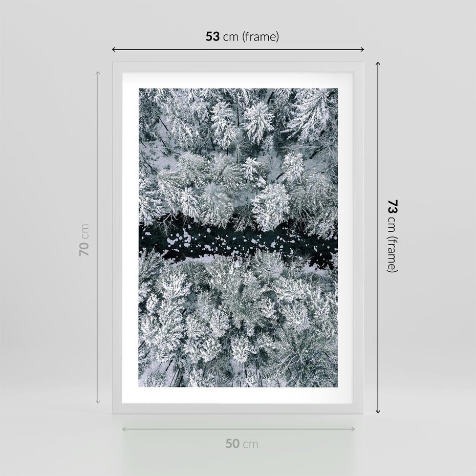 Plakat w ramie 50x70 - Zimowy Krajobraz z Góry - zdjęcie z góry, zaśnieżony las i zamarznięty strumyk - rama biała