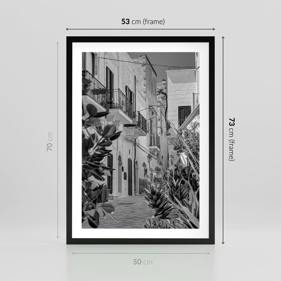 Plakat w ramie 50x70 - Nadmorska Uliczka - czarno białe zdjecie, uliczka w nadmorskim mieście - rama czarna