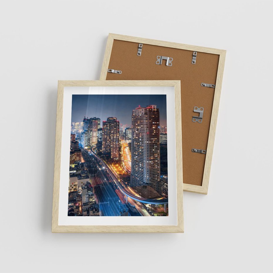 Plakat w ramie 40x50 - Miasto nocą z wieżowcami w tle - miasto, nocą - rama drewno