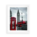 Plakat w ramie 40x50 - Uliczka z charakterystyczną budką w Londynie - Londyn, budka - rama biała