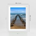 Plakat w ramie 30x40 - Falochron na brzegu morza - falochron, morze - rama biała