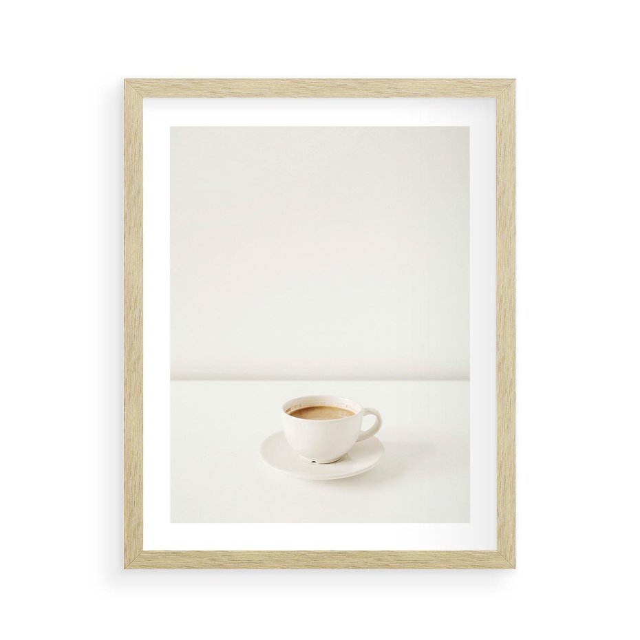 Plakat w ramie 40x50 - Kawa w Prostocie - kawa w filizance, białe tłó - rama drewno