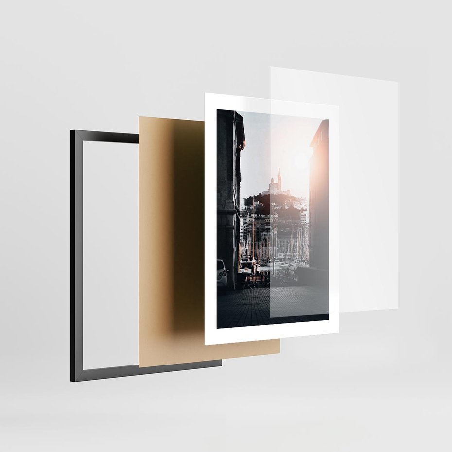 Plakat w ramie 30x40 - Światło Portowe - czarno białe zdjecie, uliczka w nadmorskim mieście - rama czarna