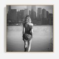Obraz w ramie 50x50 - Kapiel w Mieście - czarno białe zdjęcie, kobieta wchodzi do wody - rama drewno