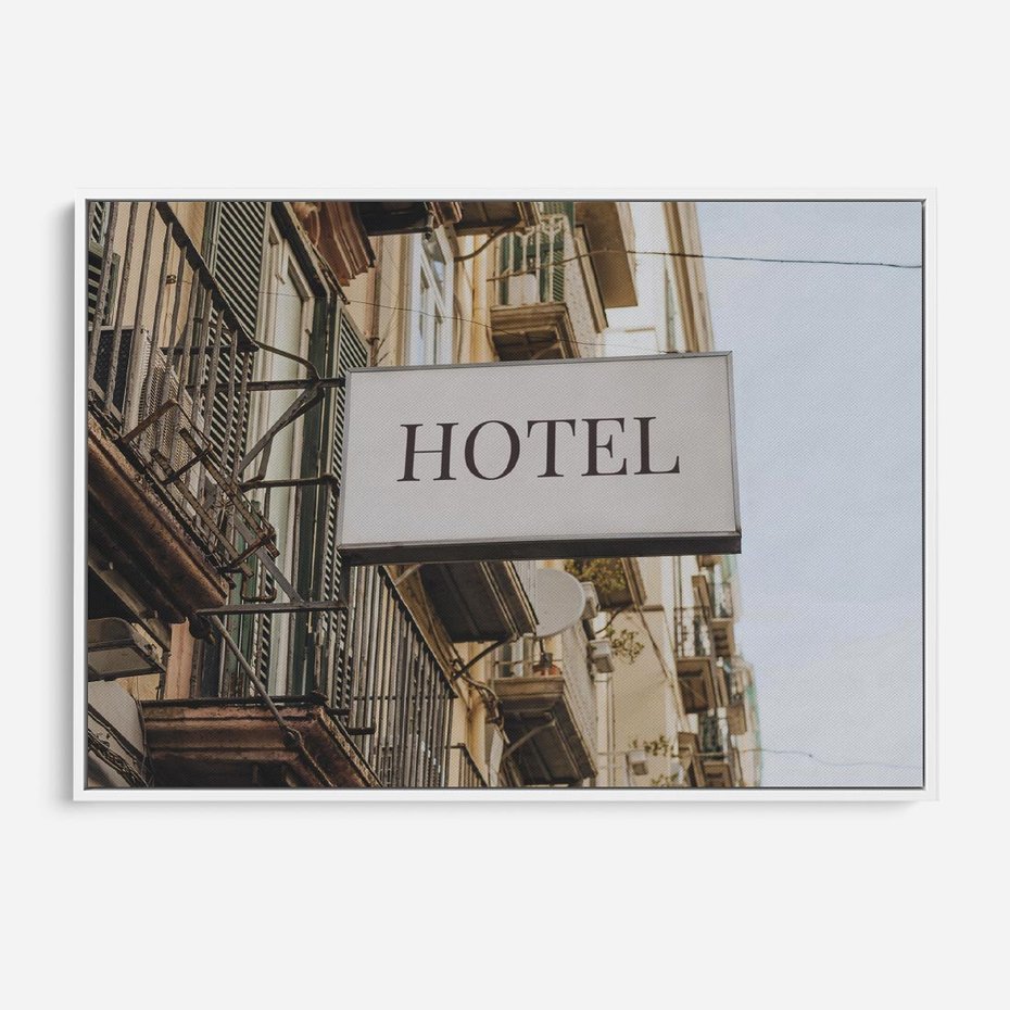 Obraz w ramie 70x50 - Magiczne Spacery - hotel, uliczka - rama biała