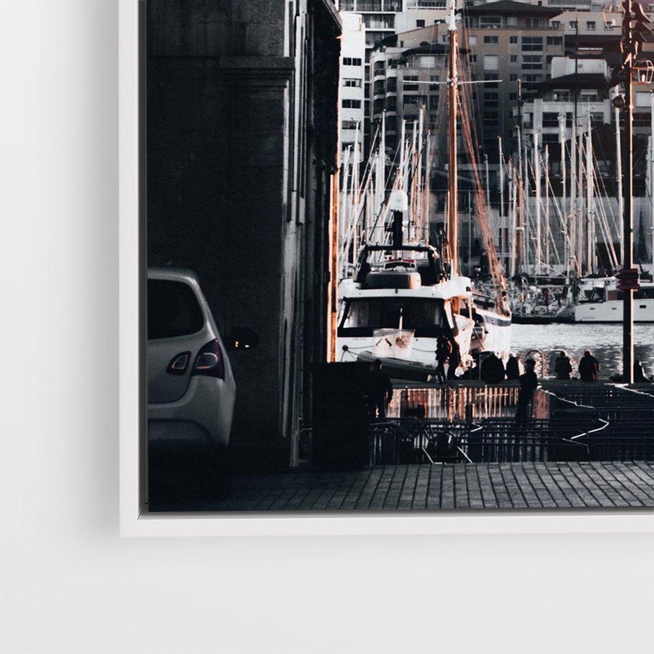 Obraz w ramie 80x80 - Światło Portowe - czarno białe zdjecie, uliczka w nadmorskim mieście - rama biała