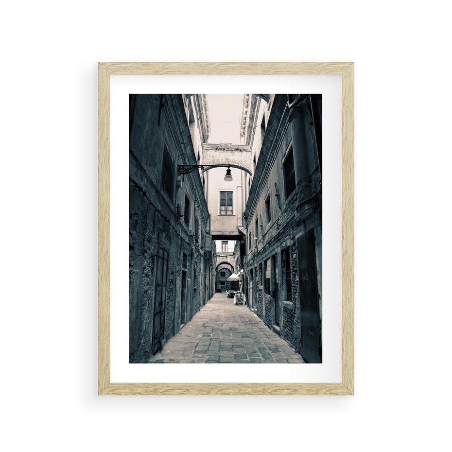 Plakat w ramie 30x40 - Odkryj tajemnice miasta - uliczka, perspektywa - rama drewno