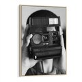 Obraz w ramie 70x100 - Mężczyzna za Aparatem - czarno białe zdjęcie, portret - rama drewno