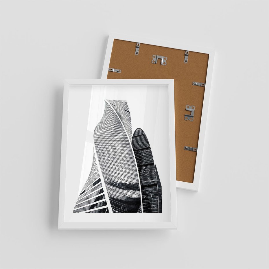 Plakat w ramie 30x40 - Wieżowce z Falistymi Kształtami - nowoczesne wieżowce, czarno biała fotografia - rama biała