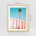 Plakat w ramie 40x50 - Tropikalny Kontrast - palma na tle błękitnego nieba, kolorowy mur - rama drewno