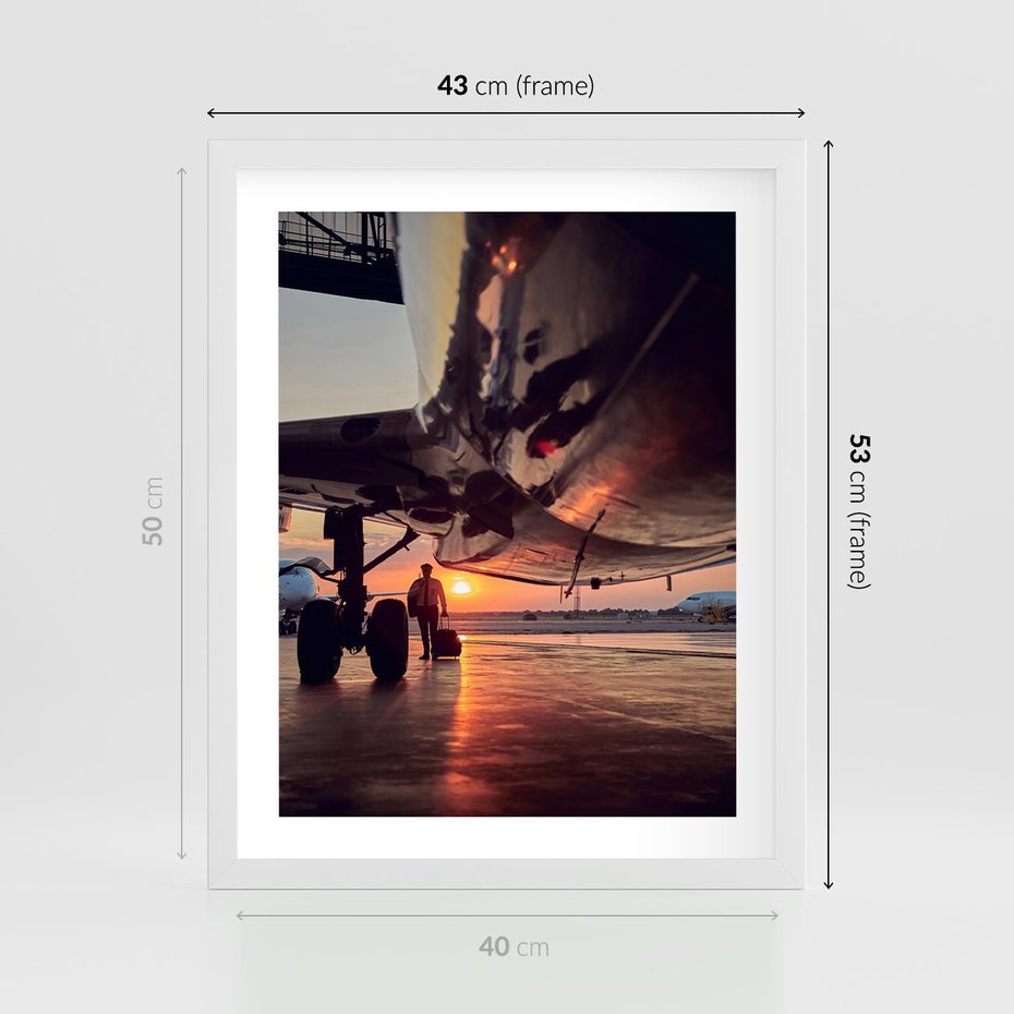 Plakat w ramie 40x50 - Podróż ku Zachodzącemu Słońcu - samolot, scena na lotnisku - rama biała