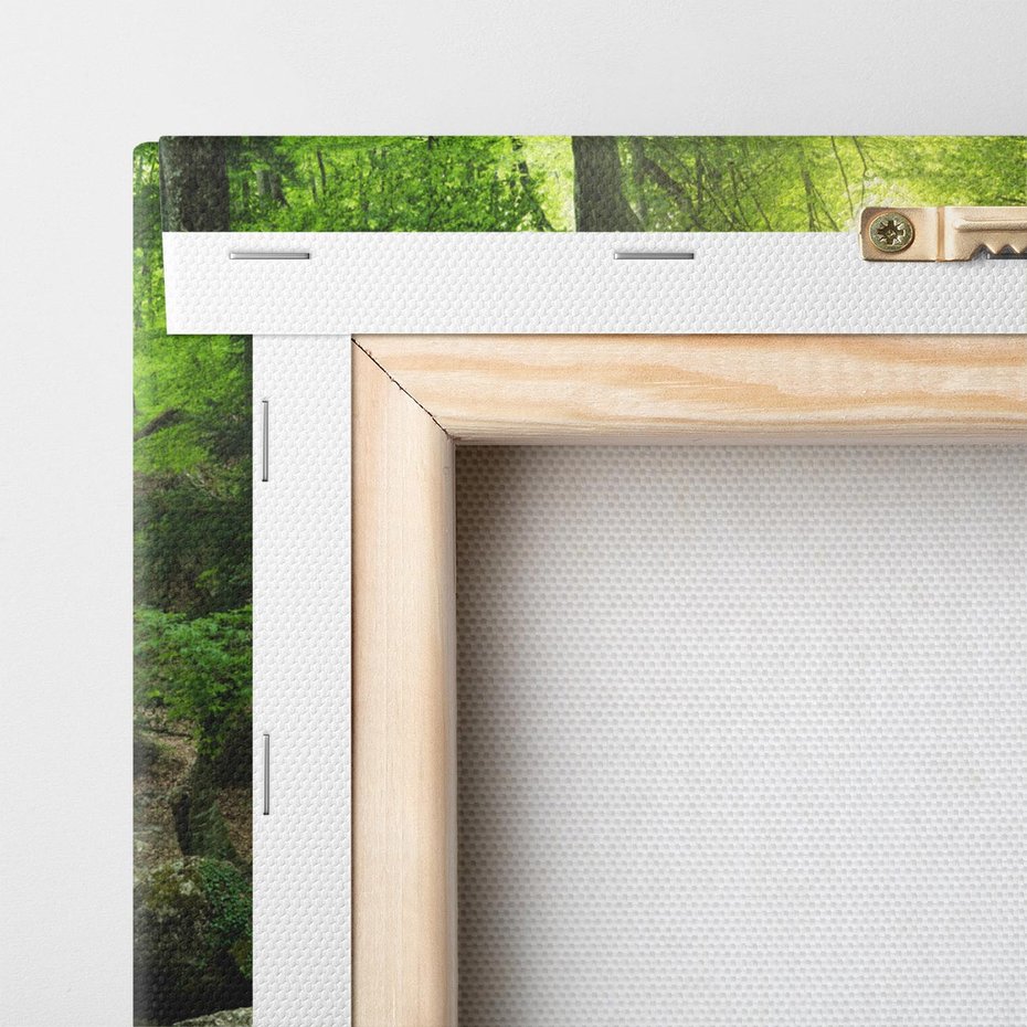 Obraz na płótnie 30x30 - Ukojenie strumienia: Spotkanie z naturą - strumyk, las