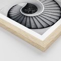 Plakat w ramie 50x70 - Nowoczesne Schody: Kręcone Piękno - nowoczesna architektura, kręcone schody - rama drewno
