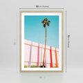 Plakat w ramie 50x70 - Tropikalny Kontrast - palma na tle błękitnego nieba, kolorowy mur - rama drewno