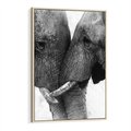 Obraz w ramie 70x100 - Spotkanie Mądrości - fotografia czarno biała, dwa słonie - rama drewno