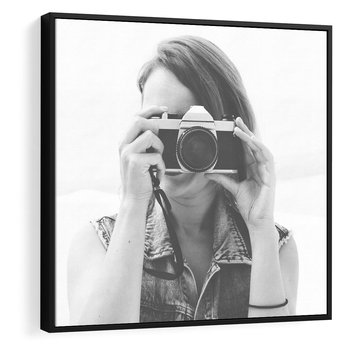 Obraz w ramie 50x50 - Zrób mi Zdjęcie - fotografia, kobieta z aparatem - rama czarna