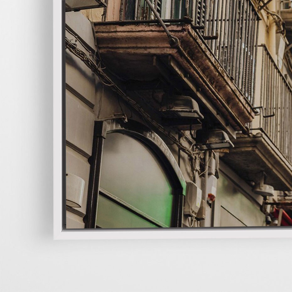 Obraz w ramie 50x70 - Magiczne Spacery - hotel, uliczka - rama biała