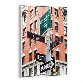 Obraz w ramie 70x100 - Namiastka wielkiego miasta - Nowy Jork, drogowskaz - rama biała
