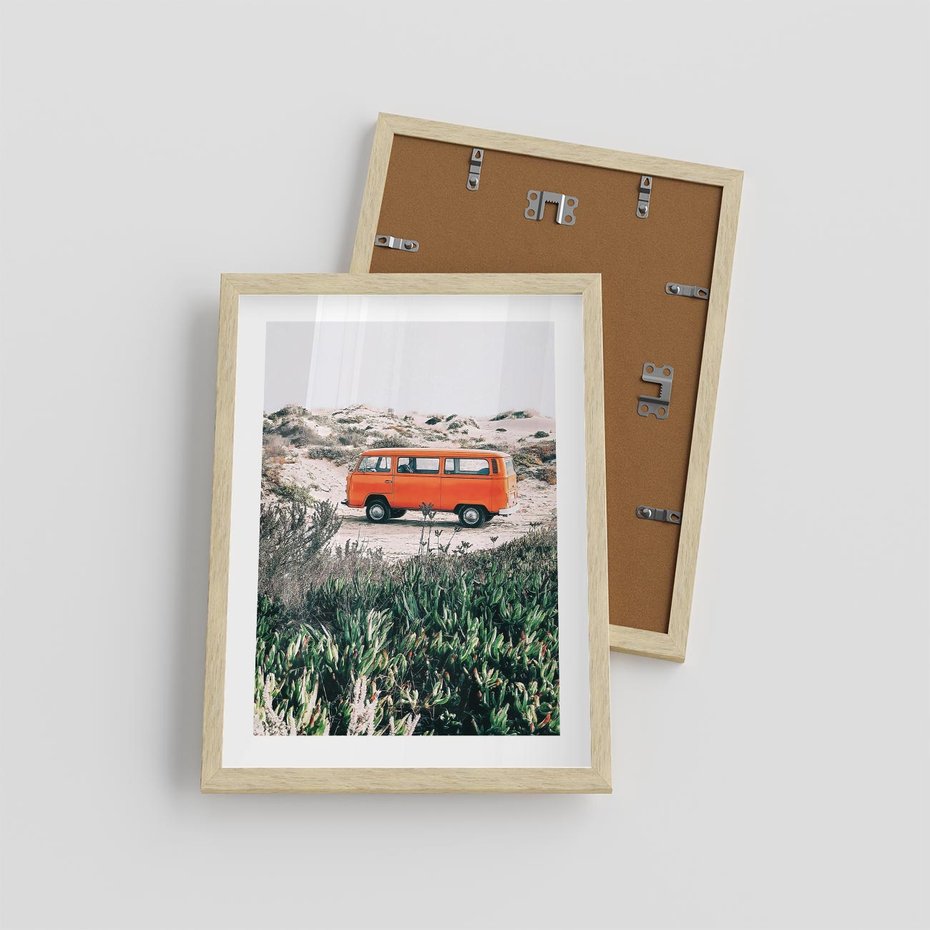 Plakat w ramie 30x40 - Podróże po Pustyni - stary samochód van, pomarańczowy - rama drewno