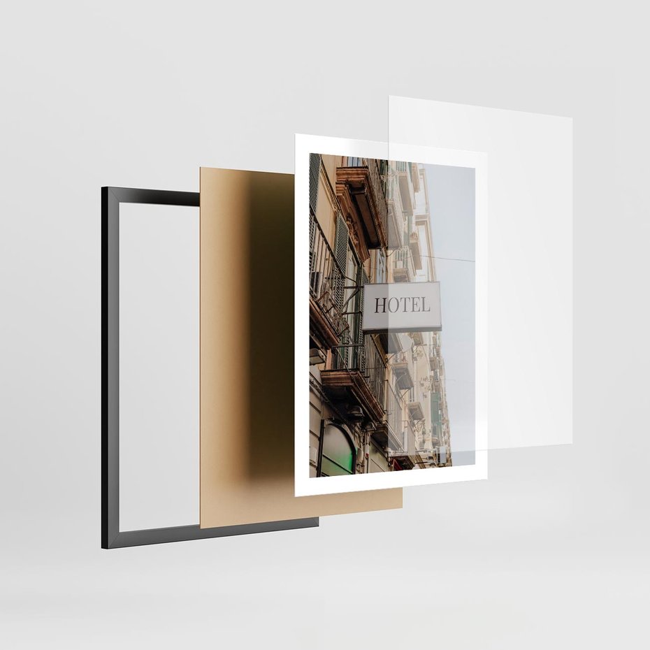 Plakat w ramie 50x70 - Magiczne Spacery - hotel, uliczka - rama czarna
