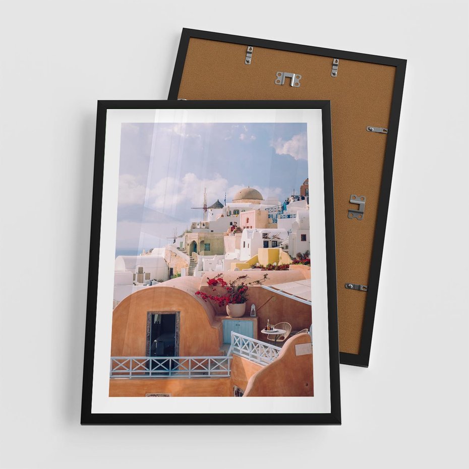 Plakat w ramie 50x70 - Błękit Morza i Białe Domki - Santorini, wyspa - rama czarna