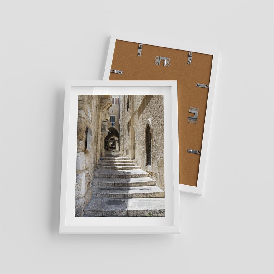 Plakat w ramie 30x40 - Urok uliczki: perspektywa miasta - uliczka, perspektywa - rama biała