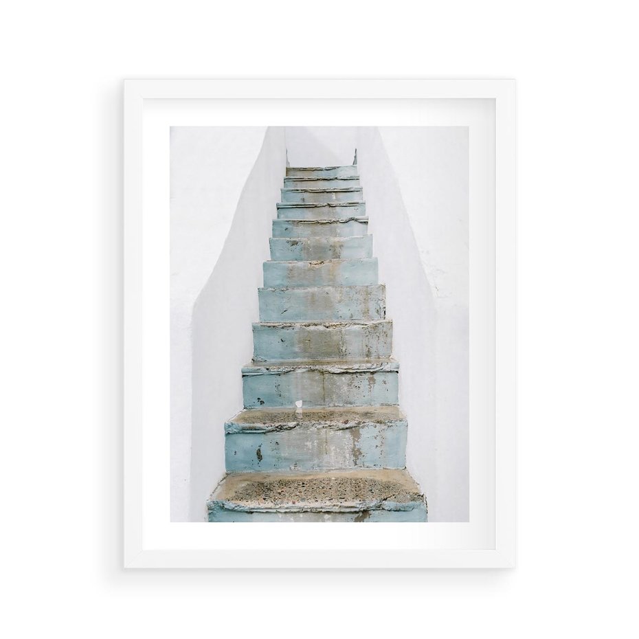 Plakat w ramie 40x50 - Niebieskie Schody Santorini - stare kamienne schody, niebieskie schody - rama biała