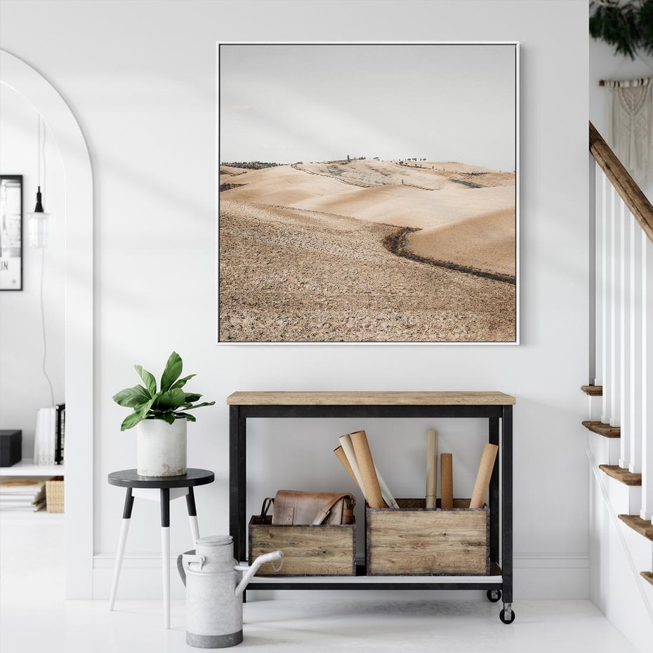 Obraz w ramie 80x80 - Refleksyjny taniec myśli - pustynny krajobraz, odcienie sepii - rama biała