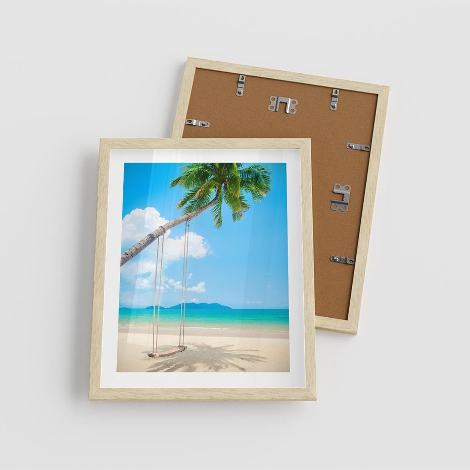 Plakat w ramie 40x50 - Hawajska palma i huśtawka na plaży - palma, huśtawka - rama drewno