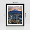 Plakat w ramie 40x50 - Miasto na Górnym Horyzoncie - miasto, góry - rama czarna