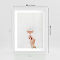 Plakat w ramie 30x40 - Kobieca Dłoń i Różowe Wino - kieliszek różowego wina, kobieca dłoń - rama biała