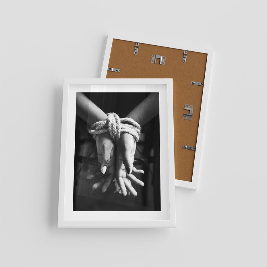 Plakat w ramie 30x40 - Splątane Uczucia - czarno biała fotografia, artystyczna - rama biała