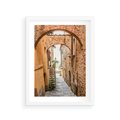 Plakat w ramie 30x40 - Magiczna podróż w głąb miasta - uliczka, perspektywa - rama biała