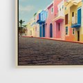 Obraz w ramie 50x50 - Ekspresja marzeń i tęsknot - pastelowe kolorowe budynki, wzdłuż ulicy - rama drewno