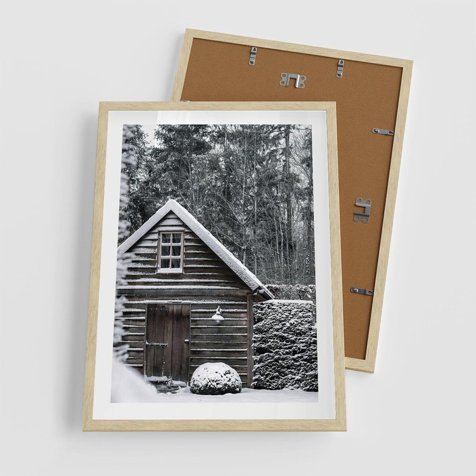 Plakat w ramie 50x70 - Zaklęta Zima - domek w lesie, śnieg - rama drewno