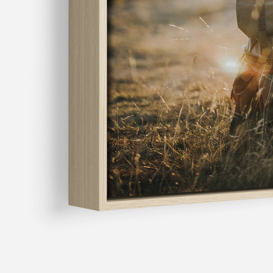 Obraz w ramie 80x120 - Podróżniczy bukiet na łące - plecak, podróż - rama drewno