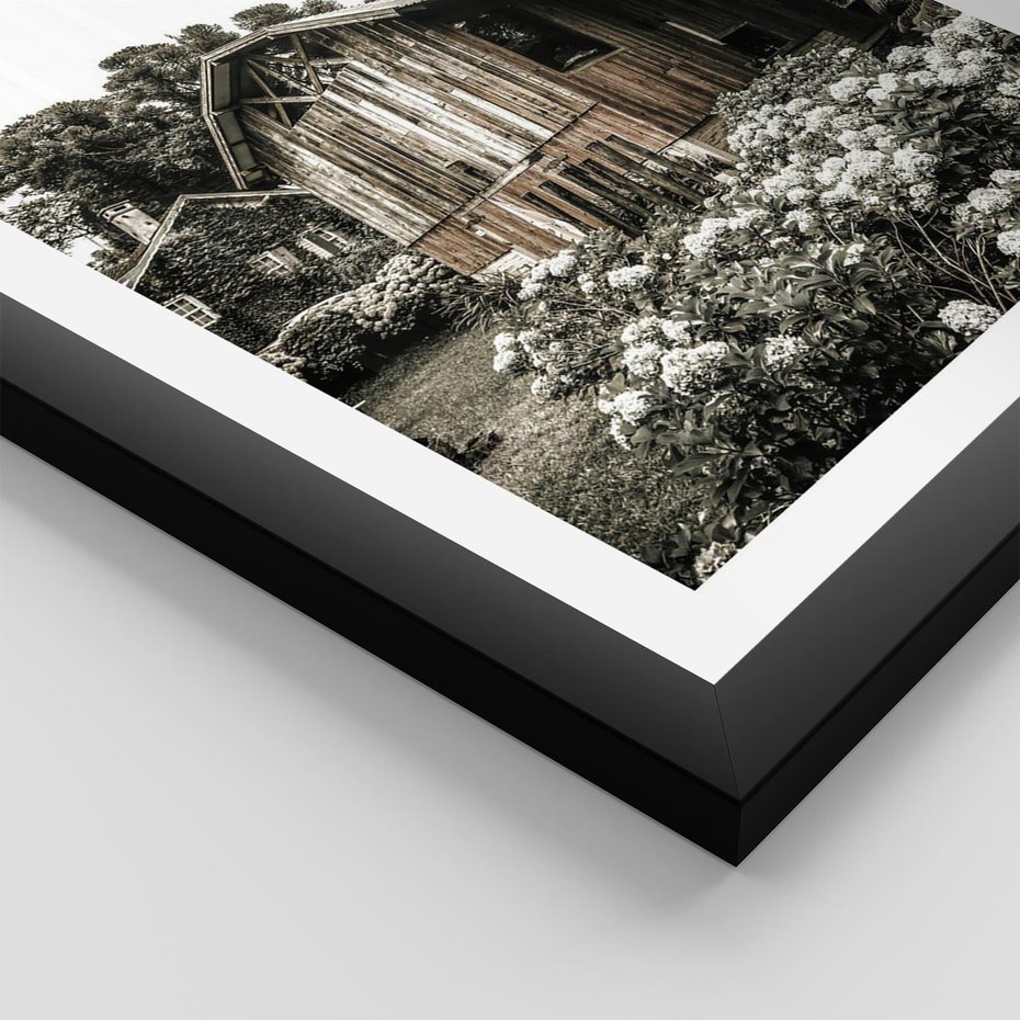 Plakat w ramie 50x70 - Oaza Uroku: Drewniana Chatka i Ogród - domek, ogród - rama czarna