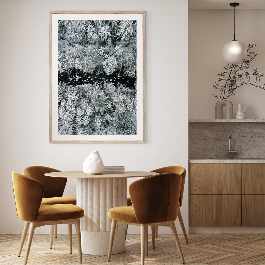 Plakat w ramie 50x70 - Zimowy Krajobraz z Góry - zdjęcie z góry, zaśnieżony las i zamarznięty strumyk - rama drewno
