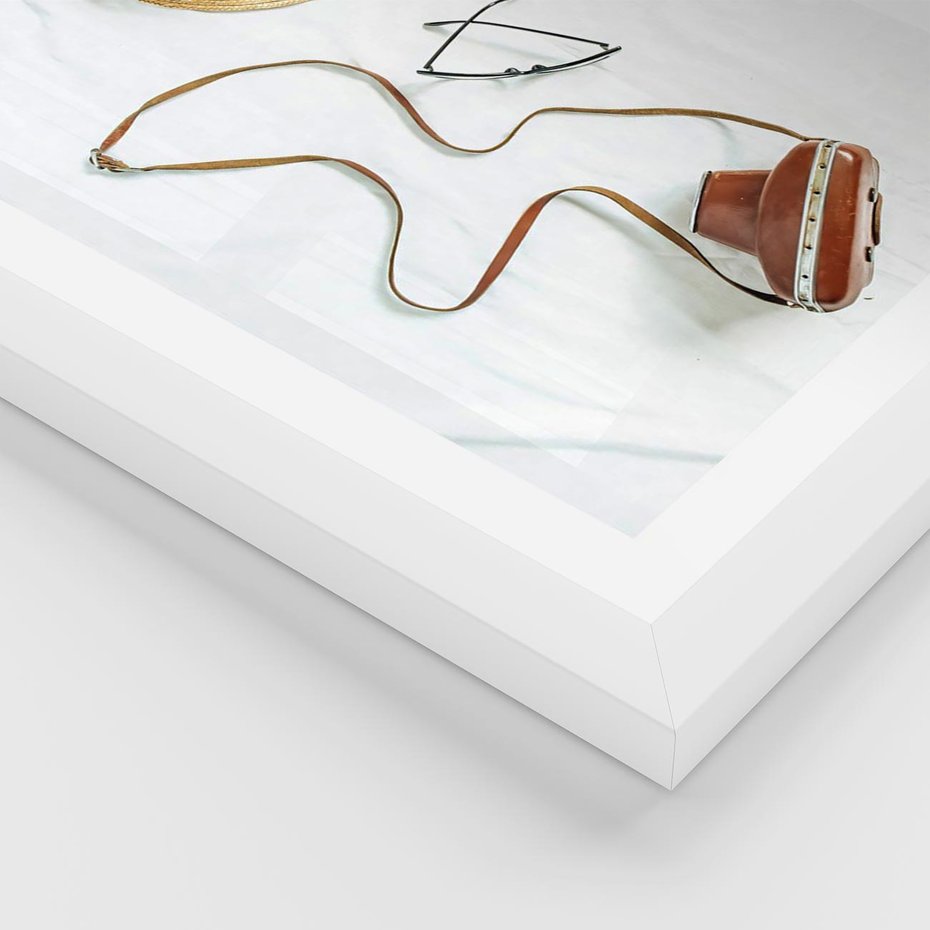 Plakat w ramie 30x40 - Artystyczna Dusza - boho kompozycja, kapelusz słomkowy - rama biała