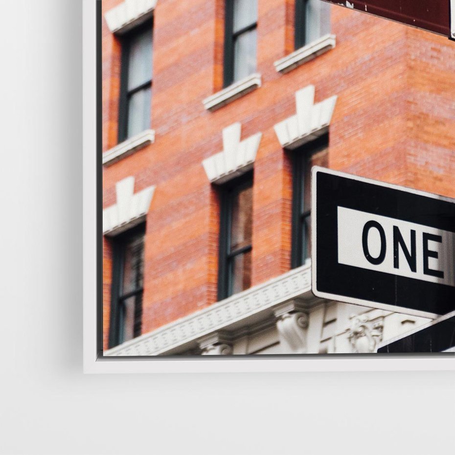 Obraz w ramie 50x50 - Namiastka wielkiego miasta - Nowy Jork, drogowskaz - rama biała