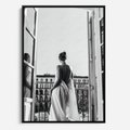 Obraz w ramie 50x70 - Poranki w Paryżu - czarno białe zdjęcie, kobieta w prześcieradle na balkonie - rama czarna