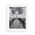 Plakat w ramie 40x50 - Romantyczny pomost z latarnią - pomost, latarnia - rama biała