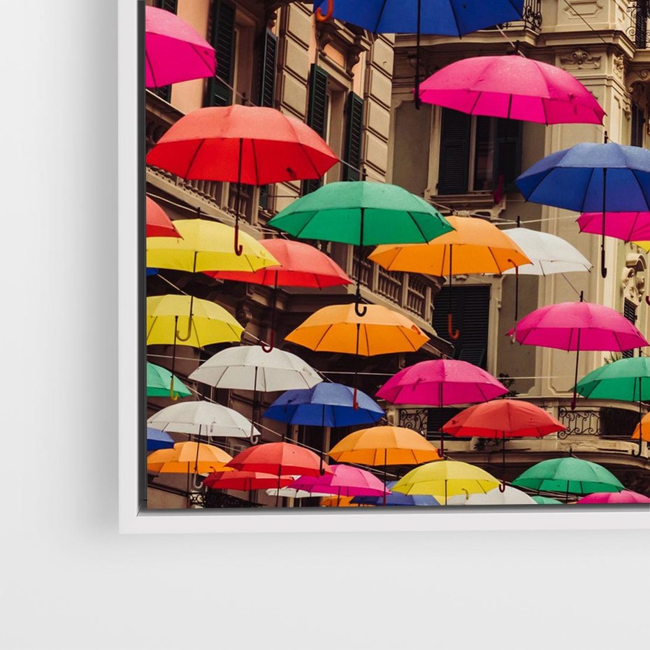 Obraz w ramie 50x50 - Barwna symfonia wyobraźni - fotografia, kolorowe parasolki podwieszone nad ulicą - rama biała
