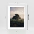 Plakat w ramie 30x40 - Zamglona Prostota - artystyczna fotografia, samotne drzewo na zamglonej łące - rama biała