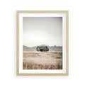 Plakat w ramie 40x50 - Wiejska Idylla - stary drewniany dom w polu suchej trawy, fotografia - rama drewno