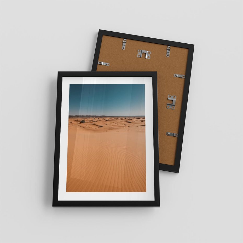 Plakat w ramie 30x40 - Piasek w Przytulnym Wnętrzu - pustynia, piasek - rama czarna