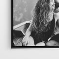 Obraz w ramie 50x50 - Księga mglistych marzeń - czarno biała fotografia, para zakochanych w łodzi - rama czarna