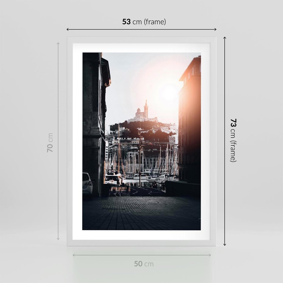 Plakat w ramie 50x70 - Światło Portowe - czarno białe zdjecie, uliczka w nadmorskim mieście - rama biała